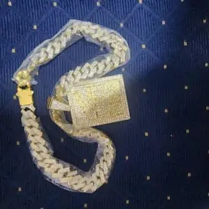Cuban Link Chain With Iced-out Diamondd Encrusted Pendant